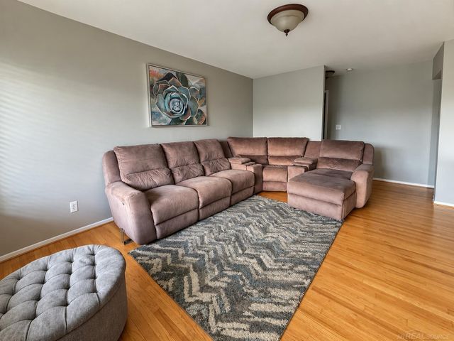 32228 Columbus Drive, Warren, MI 48088