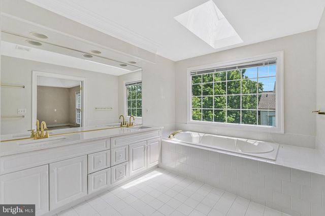 9546 LAGERSFIELD CIR, Vienna, VA 22181