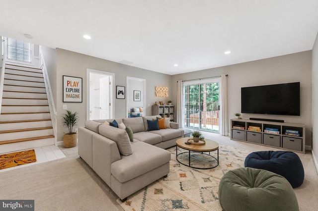 9546 LAGERSFIELD CIR, Vienna, VA 22181