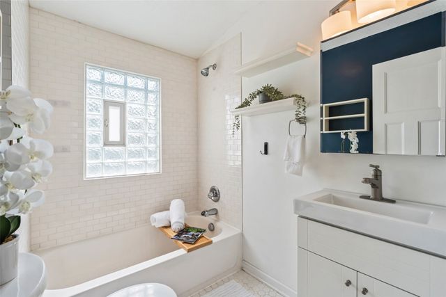 1705 E 12th Street, Des Moines, IA 50316