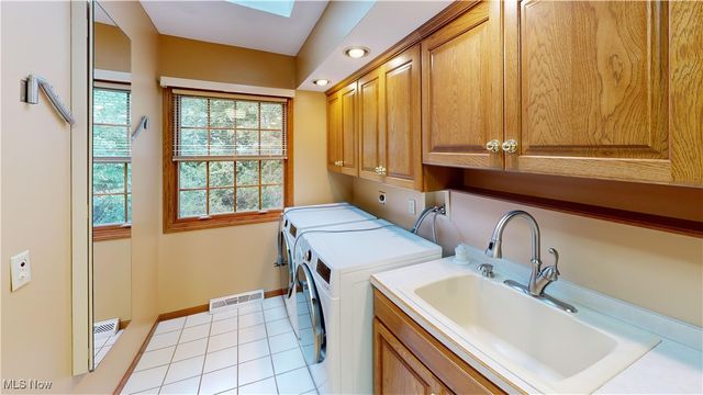 8158 Kirtland Chardon Road, Kirtland, OH 44094