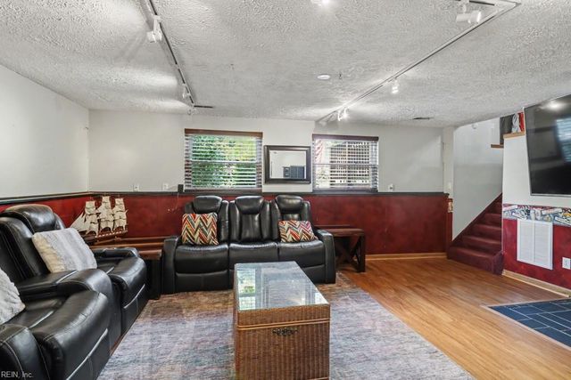 19 Cathy DR, Newport News, VA 23608