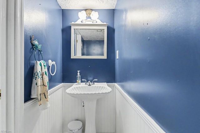 19 Cathy DR, Newport News, VA 23608