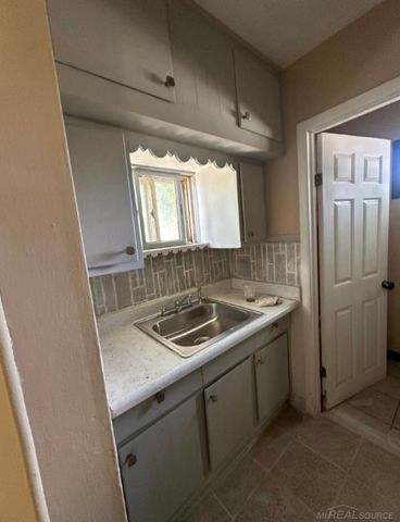 28648 Rosemont Street, Roseville, MI 48066