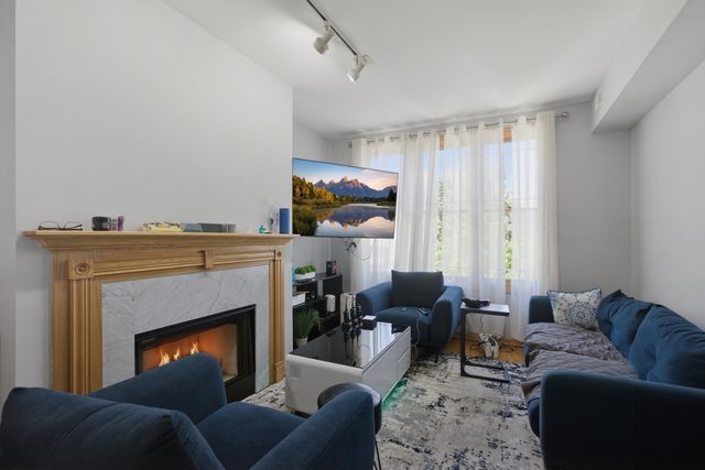 2033 W HURON Street 2, Chicago, IL 60612