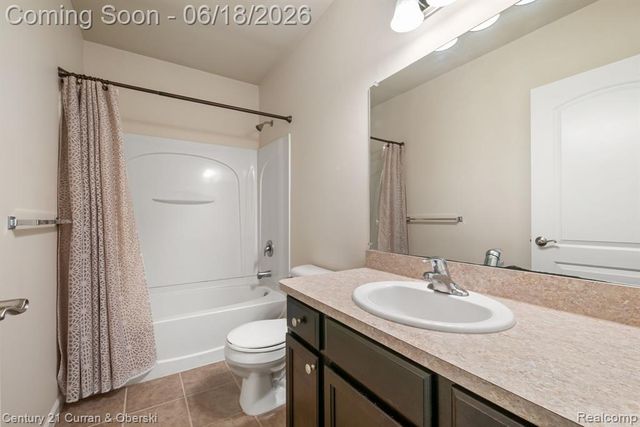 1086 Paddock Drive, South Lyon, MI 48178