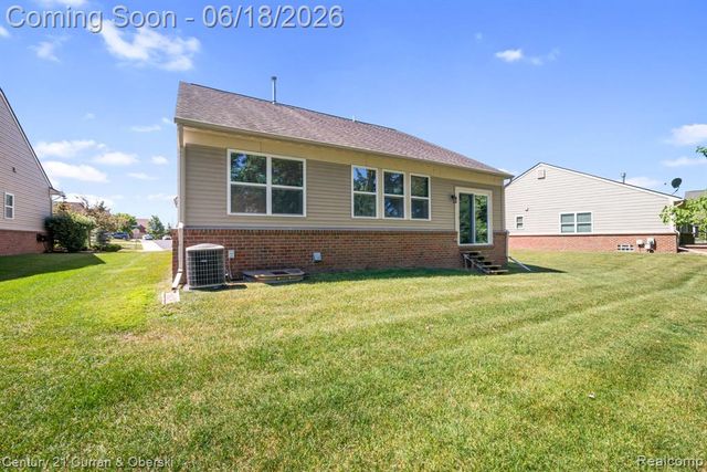1086 Paddock Drive, South Lyon, MI 48178