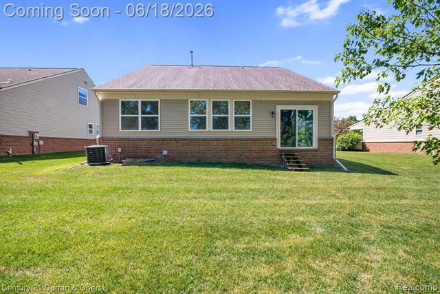 1086 Paddock Drive, South Lyon, MI 48178