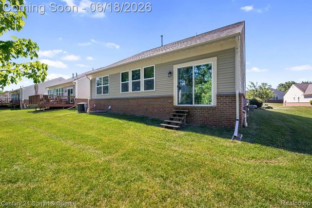 1086 Paddock Drive, South Lyon, MI 48178