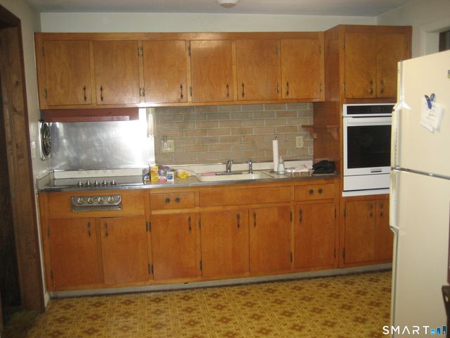 17 Deerbrook Road, Norwich, CT 06360