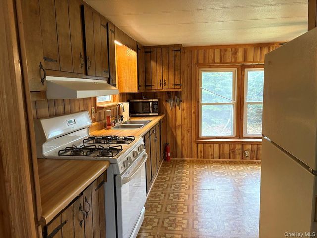 39 Hartung Road, Highland Lake, NY 12743