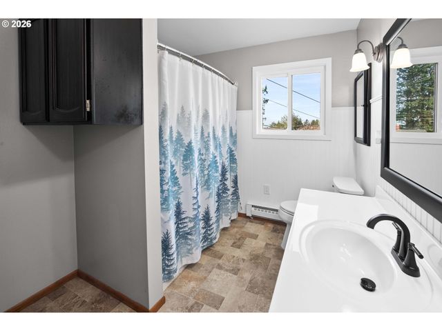 1864 4TH St, Astoria, OR 97103