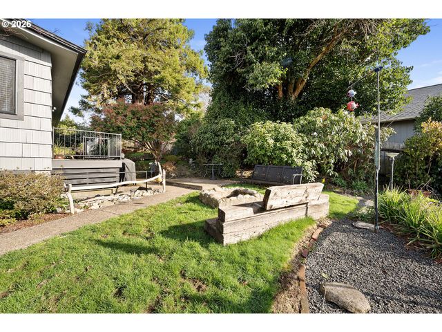 1864 4TH St, Astoria, OR 97103