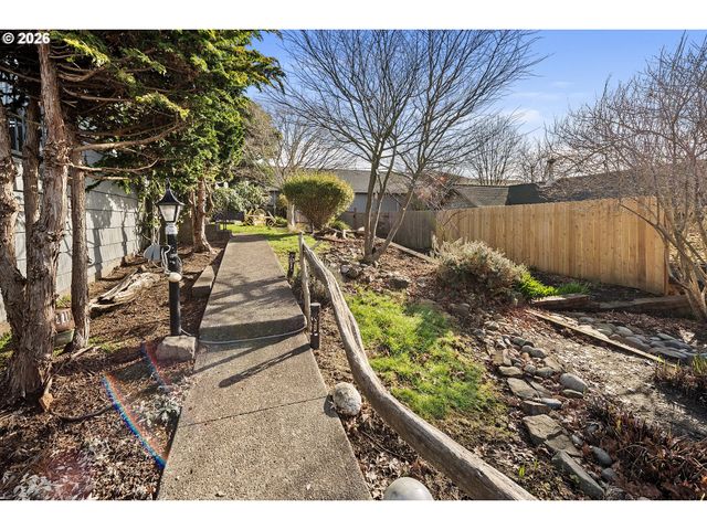 1864 4TH St, Astoria, OR 97103