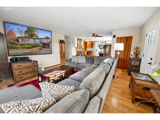 1864 4TH St, Astoria, OR 97103