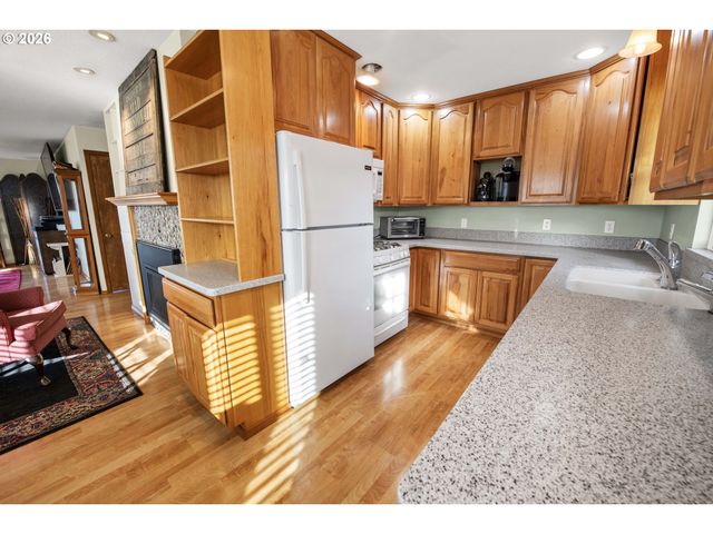 1864 4TH St, Astoria, OR 97103