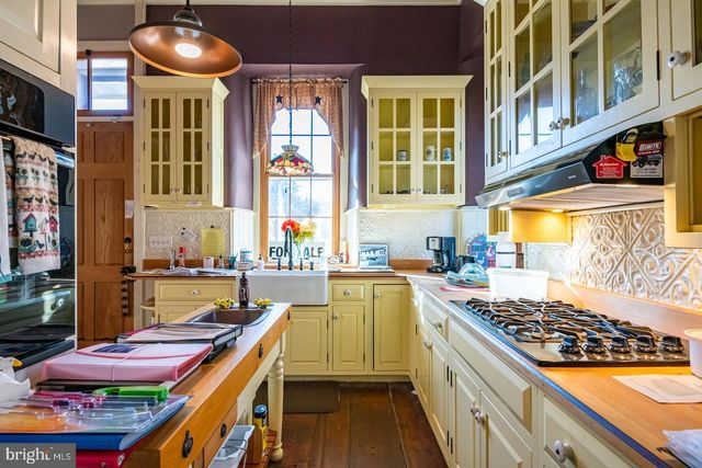 1192 FRITZTOWN RD, Reinholds, PA 17569