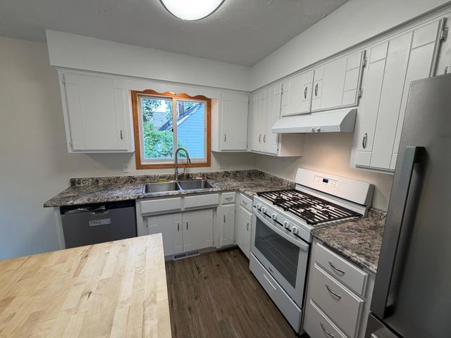 112 Mcgregor Avenue N, Mahtomedi, MN 55115