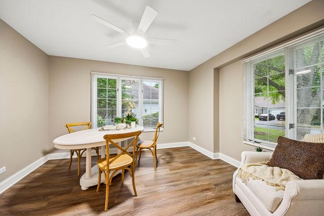 281 Governors Lane 281, Elgin, IL 60123