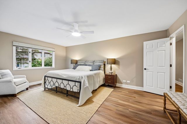 281 Governors Lane 281, Elgin, IL 60123