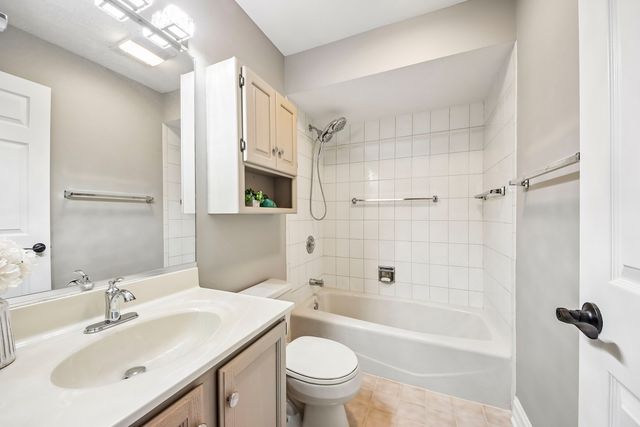 281 Governors Lane 281, Elgin, IL 60123