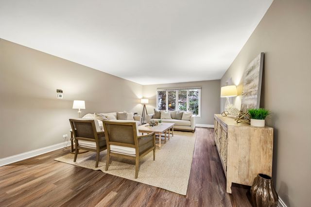281 Governors Lane 281, Elgin, IL 60123