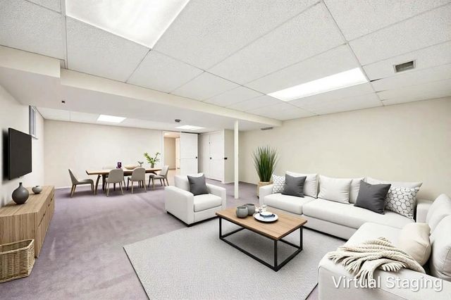 281 Governors Lane 281, Elgin, IL 60123