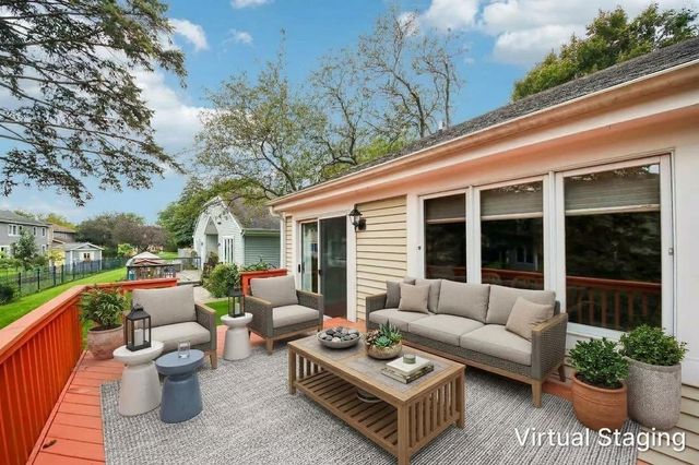 281 Governors Lane 281, Elgin, IL 60123