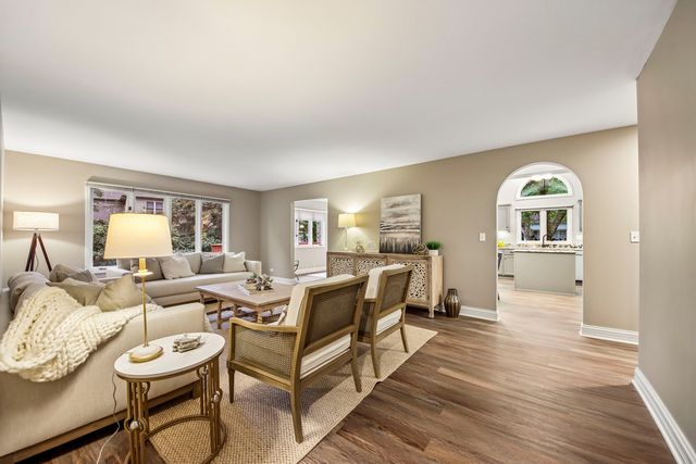 281 Governors Lane 281, Elgin, IL 60123