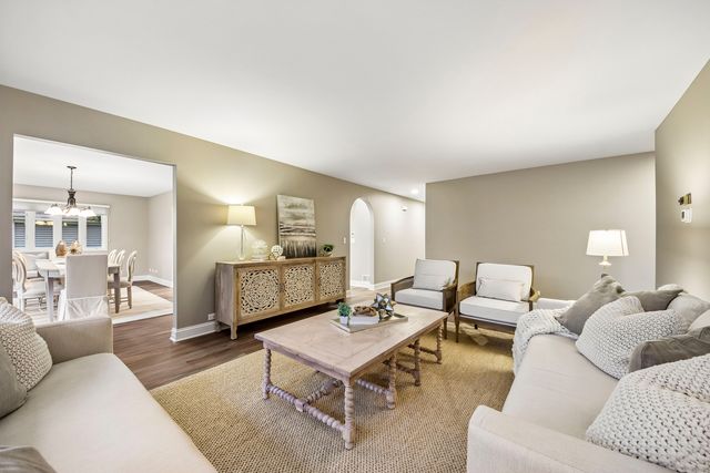 281 Governors Lane 281, Elgin, IL 60123