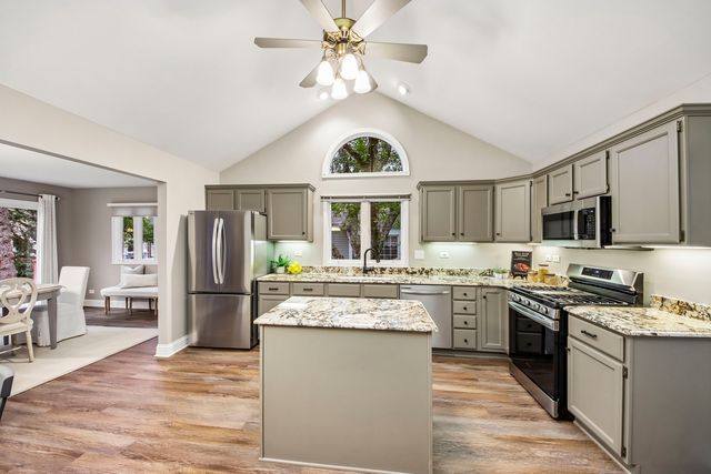 281 Governors Lane 281, Elgin, IL 60123