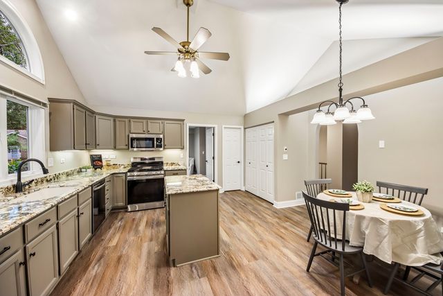 281 Governors Lane 281, Elgin, IL 60123