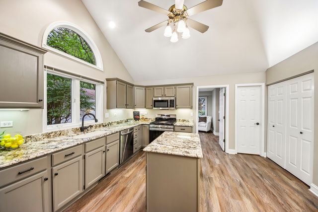 281 Governors Lane 281, Elgin, IL 60123