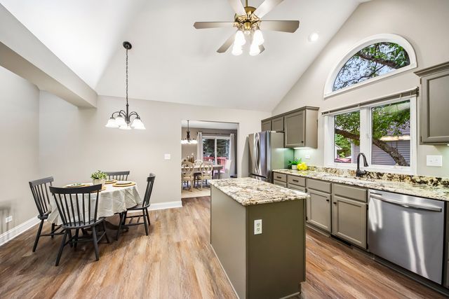 281 Governors Lane 281, Elgin, IL 60123