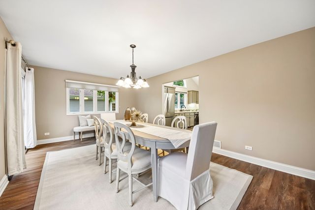 281 Governors Lane 281, Elgin, IL 60123