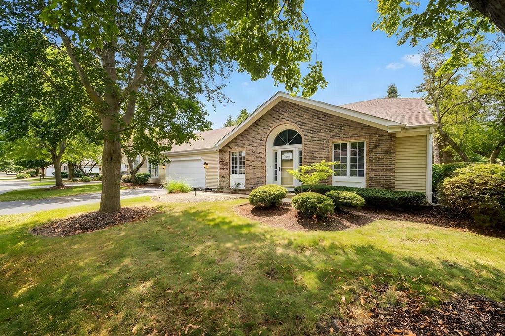 281 Governors Lane 281, Elgin, IL 60123