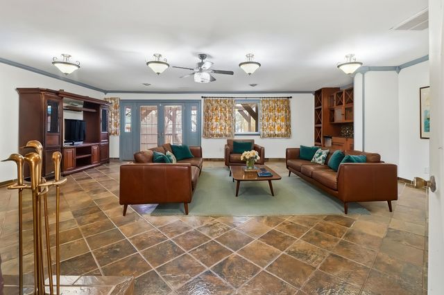 369 Holiday Acres Dr, Springville, TN 38256