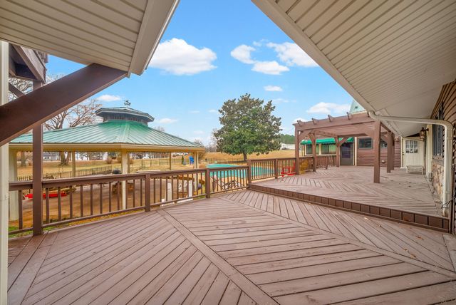 369 Holiday Acres Dr, Springville, TN 38256