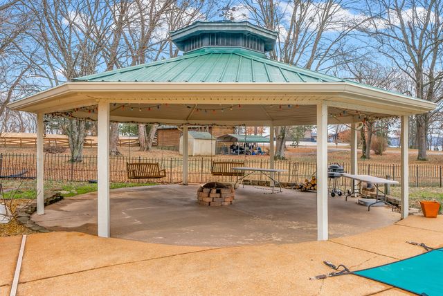 369 Holiday Acres Dr, Springville, TN 38256