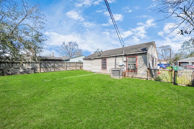 4926 Van Fleet Street, Houston, TX 77033