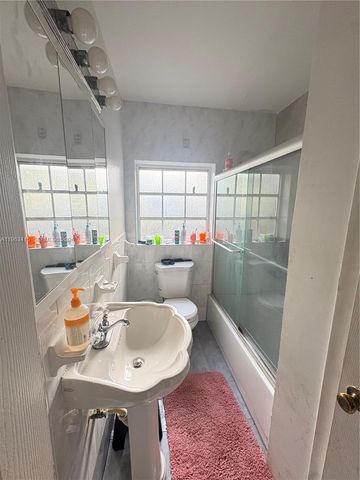 5724 Mckinley St, Hollywood, FL 33021