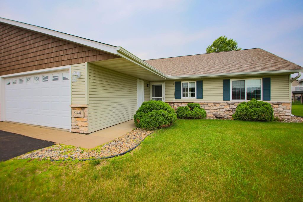 944 West Edge Place 15, New Richmond, WI 54017