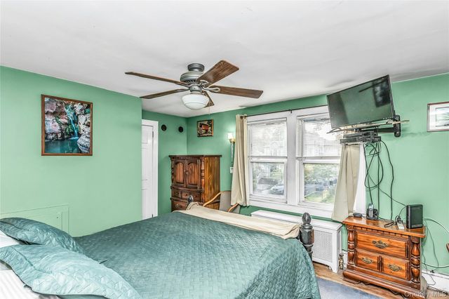 38 Macgregor Avenue, Roslyn Heights, NY 11577