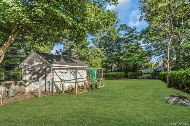 38 Macgregor Avenue, Roslyn Heights, NY 11577