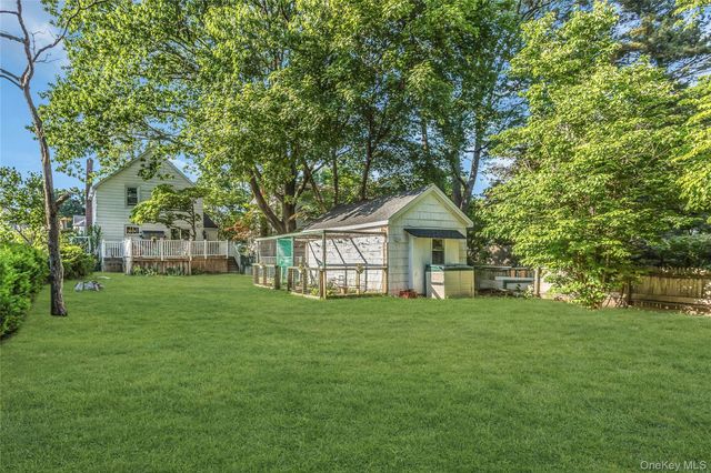 38 Macgregor Avenue, Roslyn Heights, NY 11577