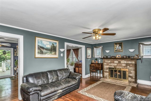 38 Macgregor Avenue, Roslyn Heights, NY 11577