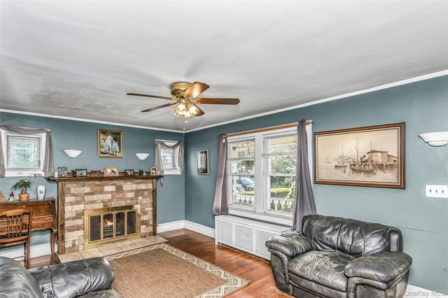 38 Macgregor Avenue, Roslyn Heights, NY 11577