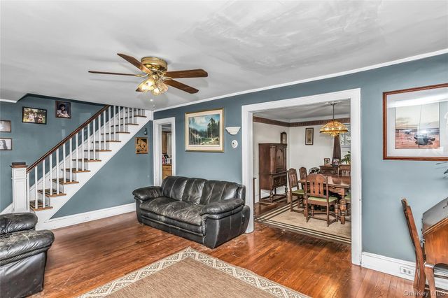 38 Macgregor Avenue, Roslyn Heights, NY 11577
