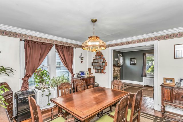 38 Macgregor Avenue, Roslyn Heights, NY 11577
