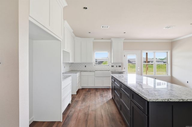 916 Bratton Rd, Lonoke, AR 72086